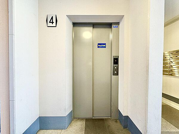 重い荷物の持ち運びやベビーカーでの移動も、エレベーターがあるためスムーズです。