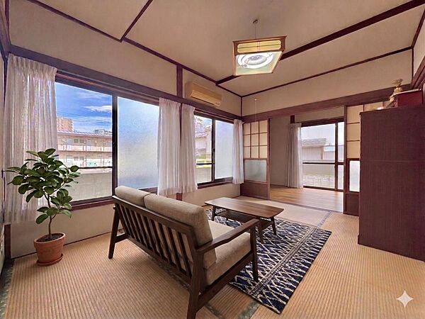和室は、書斎や来客用などライフスタイルに合わせて多目的にお使いいただけます。※実写画像にバーチャルホームステージングで家具を設置した完成予想です。