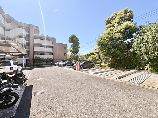 駐車場があります。電車だけでなくお車も利用でき、休日のお出かけの幅が広がりそうです。
