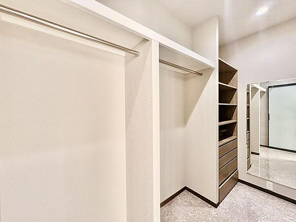 WICには衣類や寝具・季節家電などを、たっぷり収納できます。