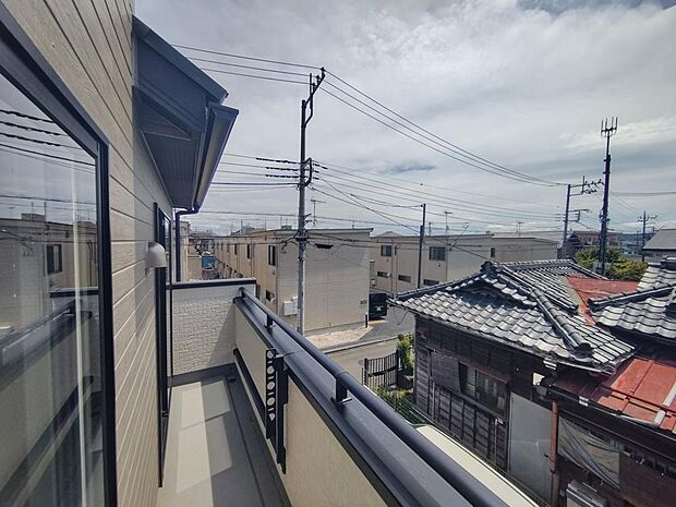 仕事や家事の合間の休憩に、バルコニーから景色を眺めればリフレッシュにもなりそうです。