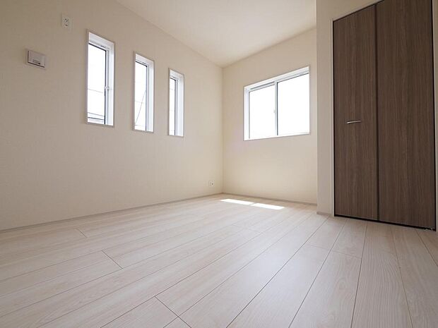 2面採光設計で、光と風に恵まれるお部屋です。独立しており、客間としてもご使用いただけます。