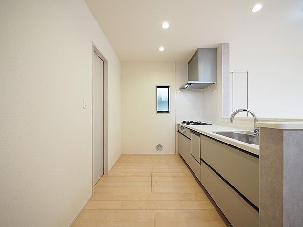 新しいお住まいのキッチンで、休日は家族でお料理を楽しむ時間が増えそうです。
