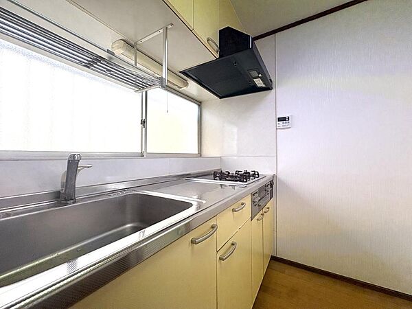 キッチンは作業がしやすい壁付けタイプです。キッチン下部に収納が設けられています。