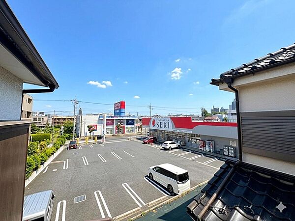 仕事や家事の合間の休憩に、外の景色を眺めればリフレッシュにもなりそうです。※バーチャル加工を施しています。