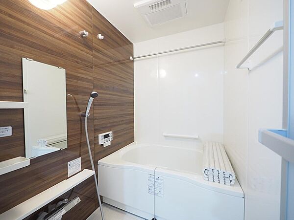 木目調パネルを採用した落ち着きのある空間です。日々の疲れが癒されます。