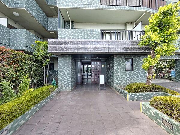 敷地内に植栽が施され、緑に癒されるエントランススペースです。