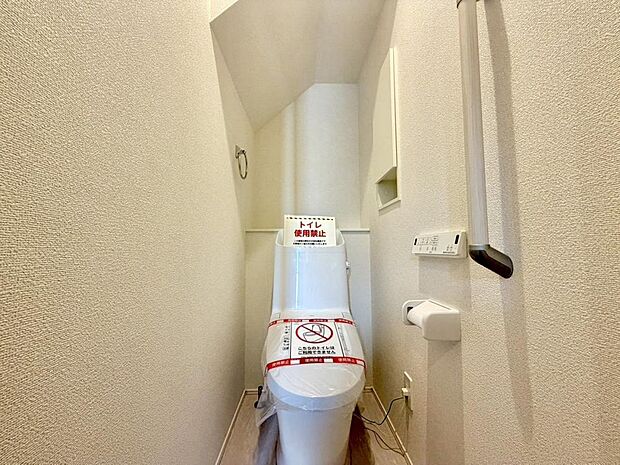 「トイレ」温水洗浄便座付きなので、寒い季節も快適に使うことができます。トイレは1階・2階に設けられているため、朝の忙しい時間帯や来客時なども気兼ねなく利用できます。