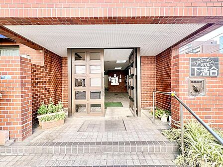 敷地内に植栽が施され、緑に癒されるエントランススペースです。