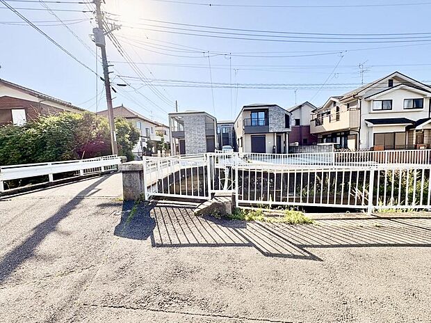 【周辺写真】現地にて、実際の日当たりや、周辺の街並み・道路幅、交通量などをご体感くださいませ。