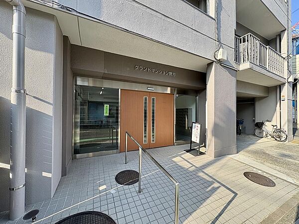 シンプルで洗練された印象のエントランスです。※バーチャル加工を施しています。