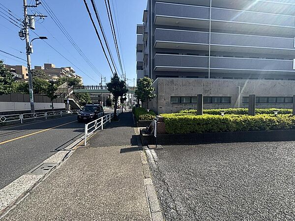 スーパー・小学校が徒歩圏内にあり、日々の生活がしやすくファミリー層にもおすすめの住環境です。