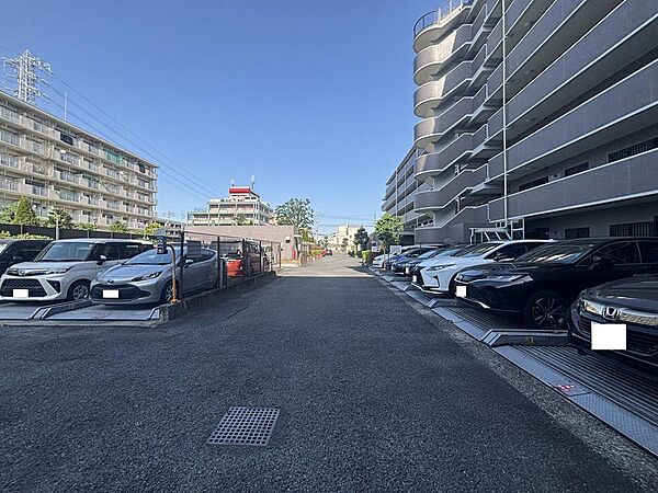マンションの敷地内駐車場です。サイズ制限・最新の空き状況等、お気軽にお問い合わせください。