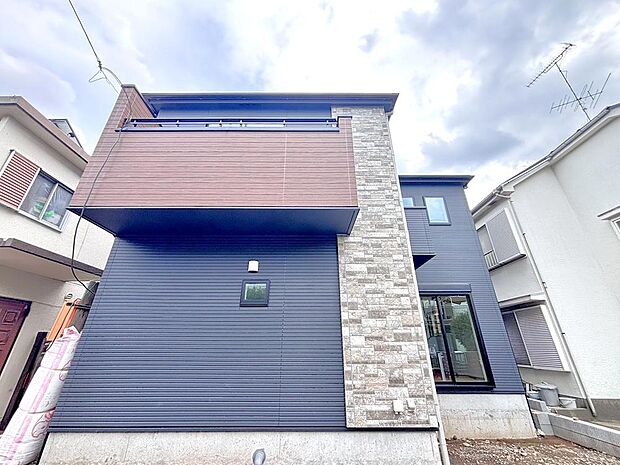 周辺は穏やかな住環境。街並みに調和する、落ち着いた佇まいの外観です。