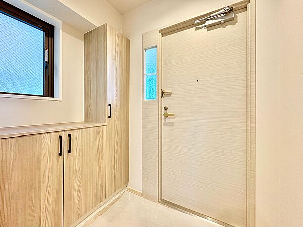 住まいの顏となる玄関。お気に入りの小物や写真を飾ることで、さわやかな気持ちで外出できそうです。