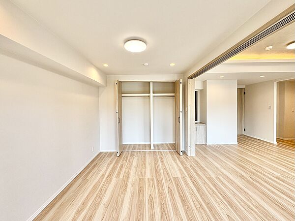 様々なテイストのインテリアと相性の良い、シンプルな内装です。お好みのお部屋作りが楽しめます。