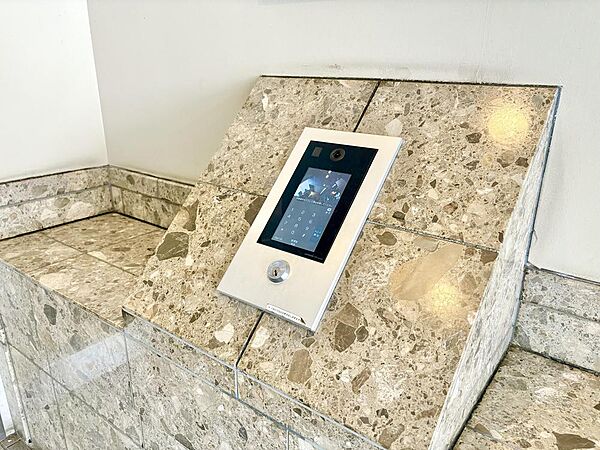 エントランスは、防犯性を高めるオートロックが採用されています。