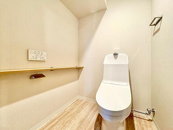 清潔感があるトイレです。仕様の詳細など、気になることはお気軽にお尋ねください。