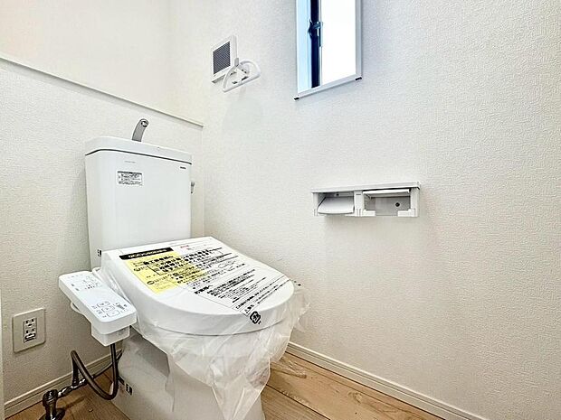 トイレには窓があるため、自然光を採り込むことができます。お掃除の際、換気もスムーズに行えます。