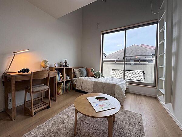 テレワークなどの作業部屋や家事室、子供部屋としても便利なお部屋です。※バーチャル加工を施しています。