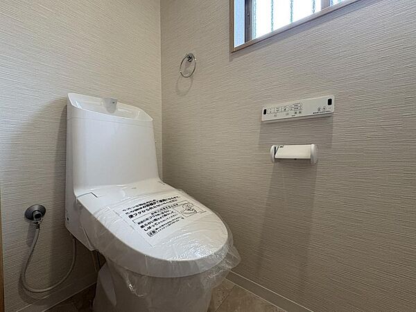 トイレは快適にお使いいただける温水洗浄便座付き。1・2階に備えられています。