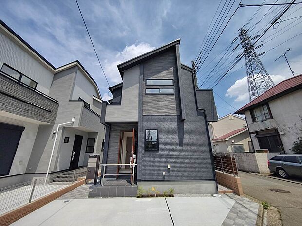南向きにリビング・バルコニーが設計された住まい。外壁は汚れに強い仕様で、美観が保たれます。
