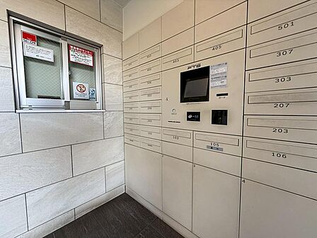 共用部に宅配ボックスが設置されており、不在時の荷物の受け取りに便利です。