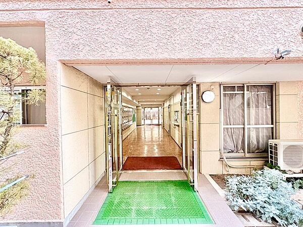 敷地内に植栽が施され、緑に癒されるエントランススペースです。