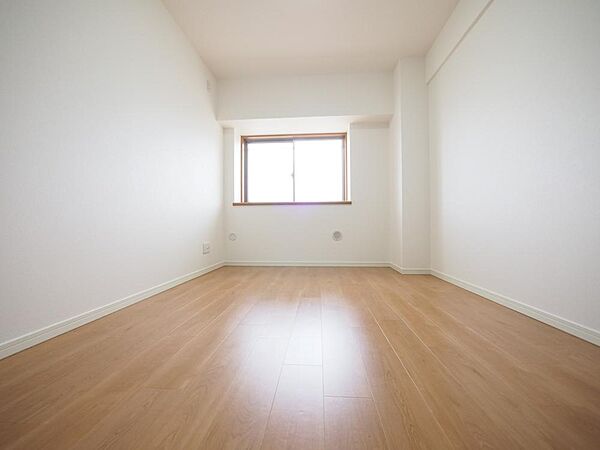 腰高窓のため家具を配置しやすく、お部屋作りの幅が広がりそうです。