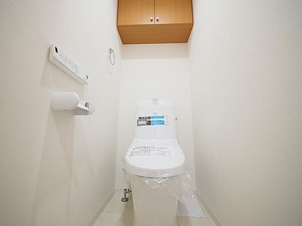 トイレの上部には棚が備え付けられています。ペーパー類などのストック品の収納に便利です。