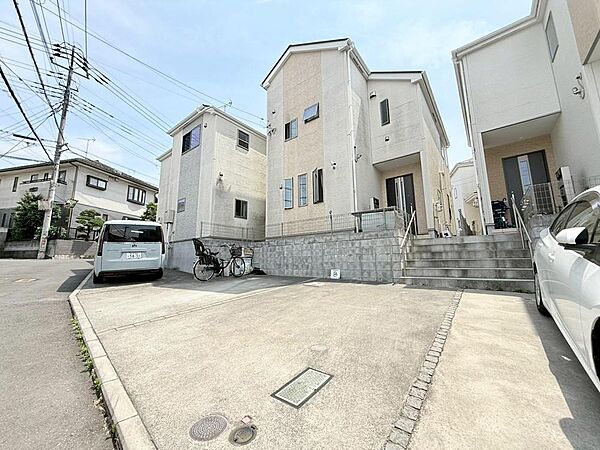 明るい陽光が降り注ぐ2階建ての住まい。各居室の日当たりや設備・仕様など、ぜひ現地にてご確認ください。