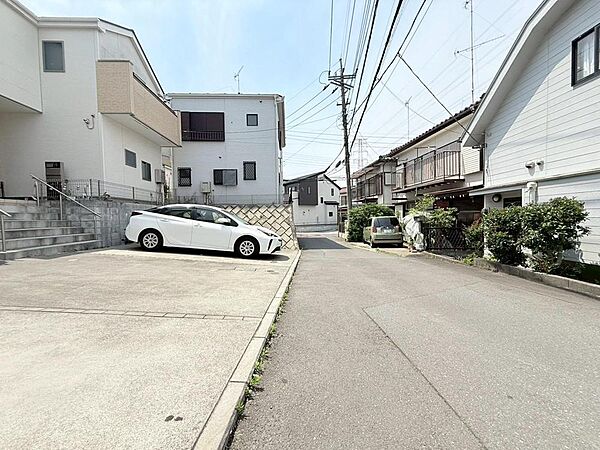 前面道路はアスファルト舗装されています。自転車の走行や、ベビーカーを押して外出する際も快適です。