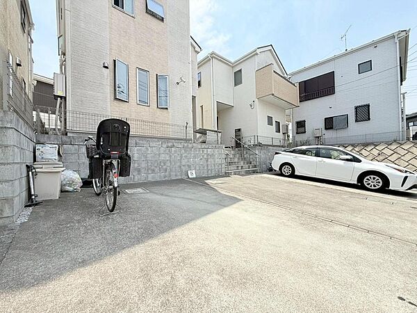 カースペースは2台分が確保されています(車種による)。セカンドカーの所有も検討可能です。