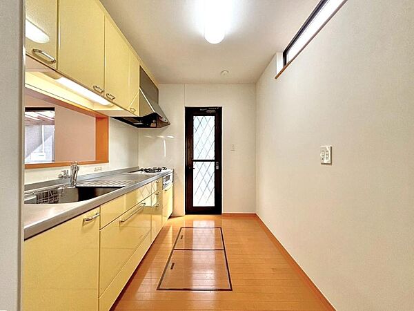 キッチンに勝手口が設けられています。キッチンに光を取り入れ、換気にも重宝します。
