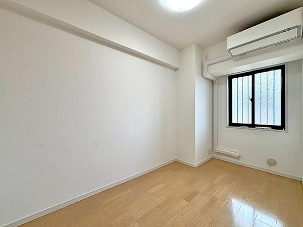 「約5.5帖洋室」子供部屋はもちろん、仕事部屋や趣味のスペースなど、多用途に活用できます。全居室収納付きです。※リフォーム前の写真です。リフォームはクロスのみになります。