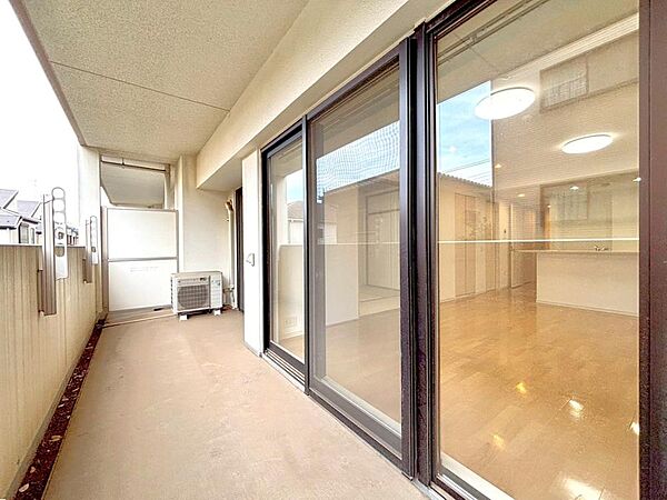 「バルコニー」バルコニーはLDKと和室の2部屋から出入り可能。たっぷりの陽光が降り注ぎます。洗濯物や布団を気持ちよく干せそうです。