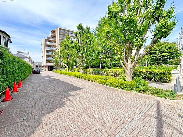 「マンション敷地内」マンション敷地内を彩る、緑豊かな植栽。公園もあるため、お子様がいるご家庭にも安心の住環境です。
