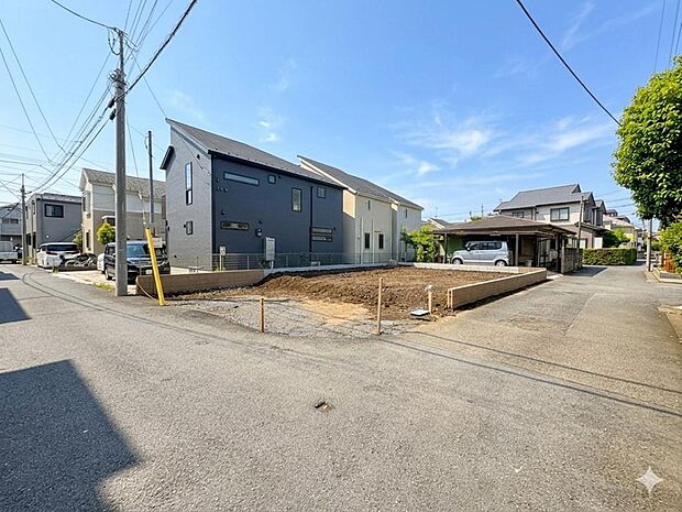 第一種低層住居専用地域内、緑豊かな住宅街の一画に位置しています。※バーチャル加工を施しています。