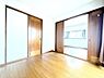寝室：お手入れがしやすい仕様です。普段はフロアモップなどを使って、簡単にお掃除ができそうです。