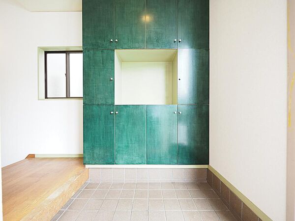 靴や雨具などの収納に重宝する大容量の玄関収納。すっきりとした玄関を保つことができます。