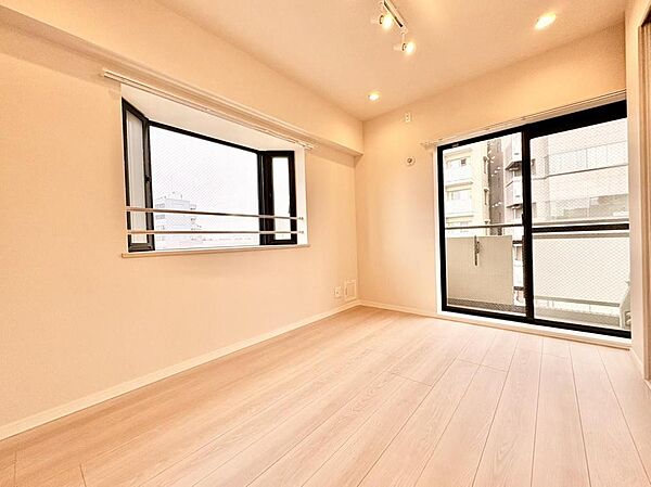 様々なテイストのインテリアと相性の良い、シンプルな内装です。お好みのお部屋作りが楽しめます。