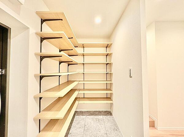 高さの収納があるため、アウトドア用品やお子様の外遊び用のおもちゃなども収納できます。