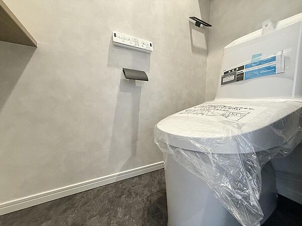 温水洗浄便座付きのトイレです。汚れてもサッとひと拭きでお手入れができる仕様です。