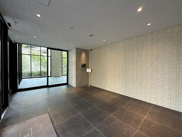 シンプルで洗練された印象のエントランスです。