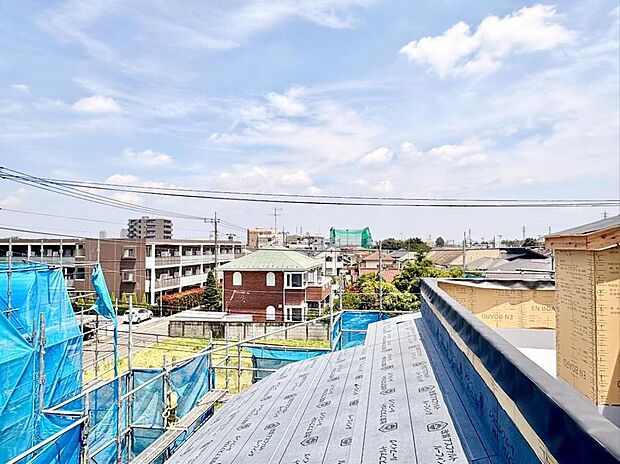 目の前の視界を遮る大きな建物はなく、開けた景色が楽しむことができます。