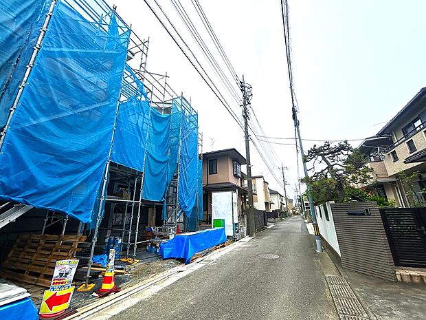 前面道路は交通量が少ないため、お子様の歩行や、庭遊びの際も安心です。