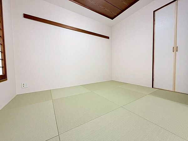 柔らかな色調で統一された和室は、畳の香りに包まれながら、癒やしのひとときを過ごせます。