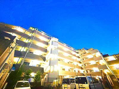 外観：スーパー・小学校が徒歩圏内にあり、日々の生活がしやすくファミリー層にもおすすめの住環境です。