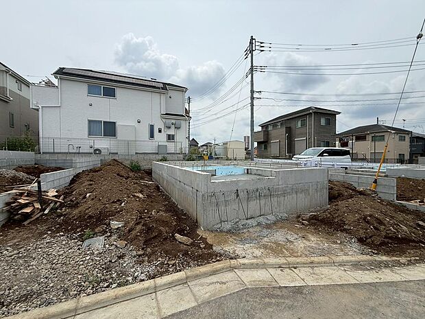 第一種低層住居専用地域内、緑豊かで落ち着いた住宅街の一画に位置しています。