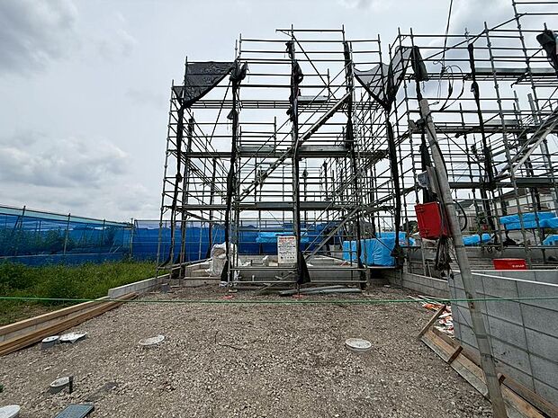 前面道路は、分譲地内の道路のため車通りが少なく、安全面においても魅力的です。
